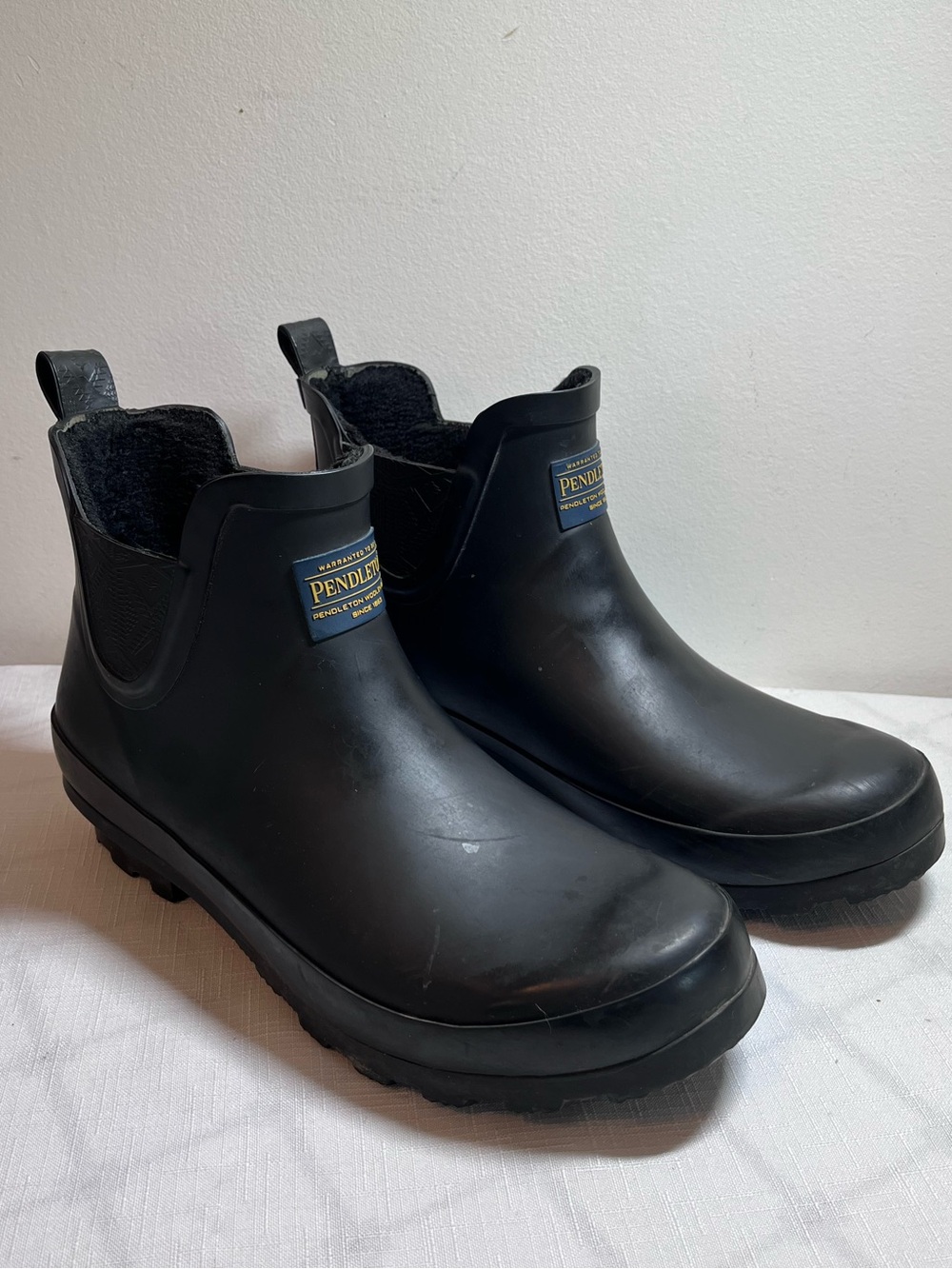 Pendleton Ladies Chelsea Rain Boot
Lined
Black
Size 10
